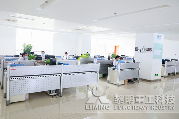 空曠的辦公室里，大家遙遙相望，互相“罩”顧